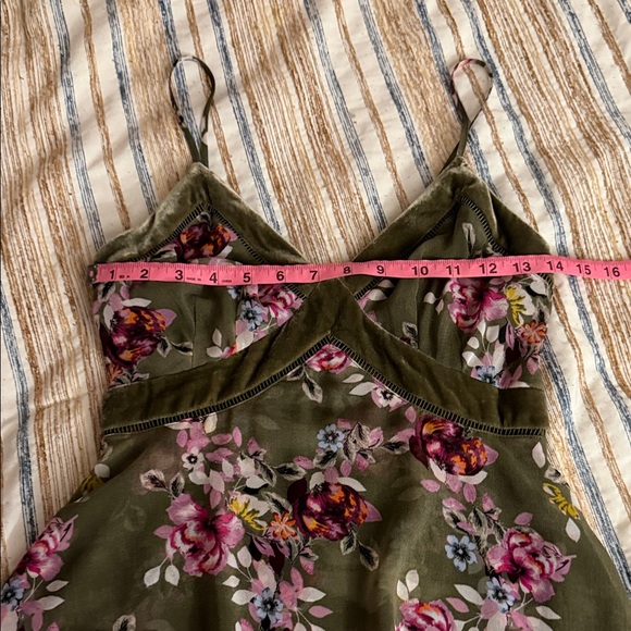 WHITE HOUSE BLACK MARKET STAPPY VELVET TRIM FLORAL DRESS - Picture 3 of 14